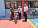 Rupbasan Mojokerto Serahkan Sepeda Motor Honda kepada Pemilik yang Sah