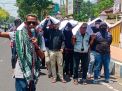Puluhan Warga Desa Bator Menggelar Aksi Demo di Depan Kantor Kejari Bangkalan