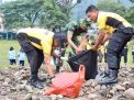 Polres Ponorogo Gandeng TNI dan Relawan Gotong Royong Bersihkan Sampah di Telaga Ngebel