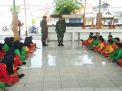 Babinsa Koramil Menganti Latihkan PBB Siswa Siswi MI Nurul Huda