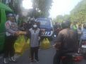 Polsek Simokerto Bagikan Ratusan Nasi Kota ke Masyarakat
