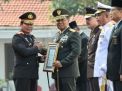 Kapolda Jatim Berikan Penghargaan Tan Hana Dharma Mangrwa Untuk Pangdam