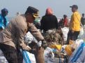 Clean Up Hari ke 3, Bahu Membahu Bersihkan Pantai Sanggrawayang