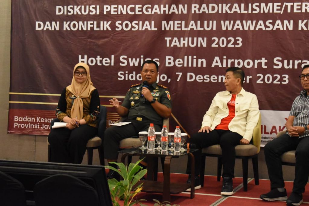 ayjen TNI Farid Makruf memberikan pembekalan pada ratusan mahasiswa Ubaya