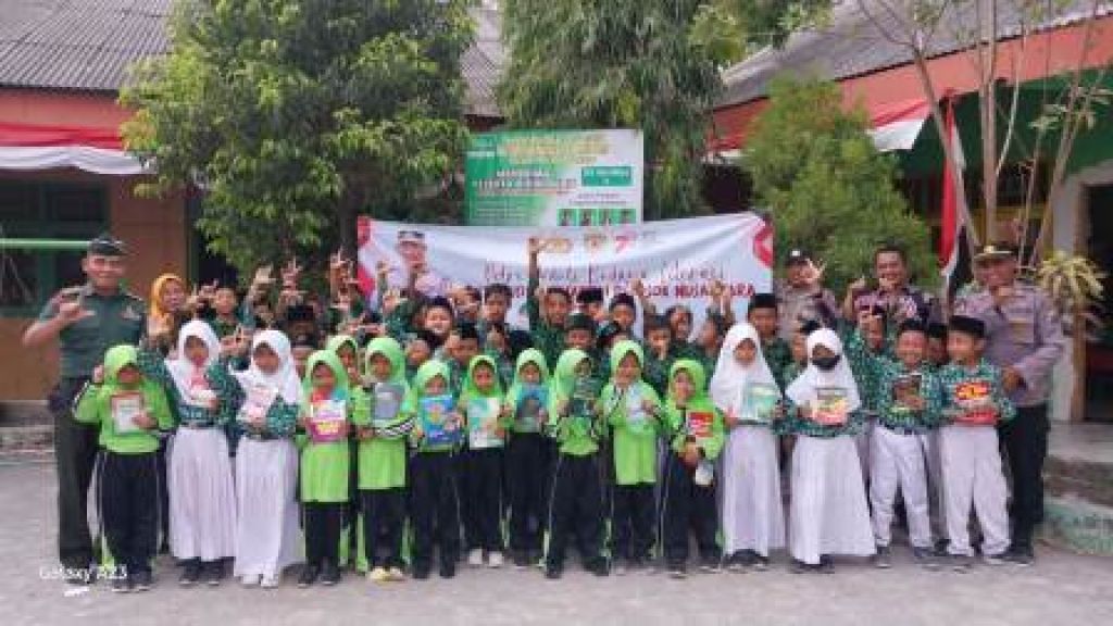 TNI-Polri di Kabupaten Lamongan, Jawa Timur kali ini bersinergi mendistribusikan buku