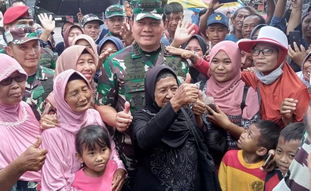 Panglima TNI bersama warga di Rempang