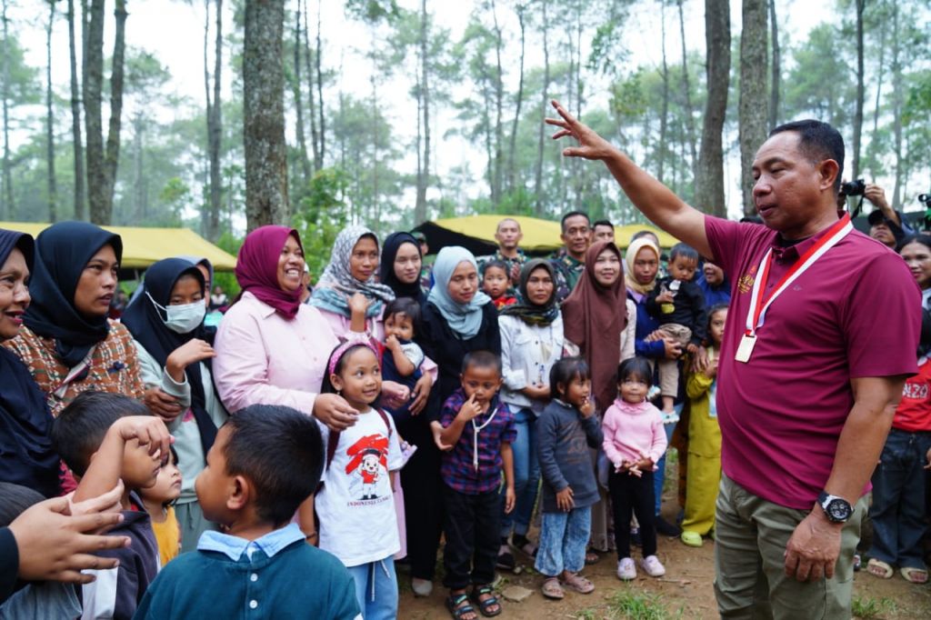 Jenderal TNI Agus Subiyanto bagikan 2.000 paket Sembako