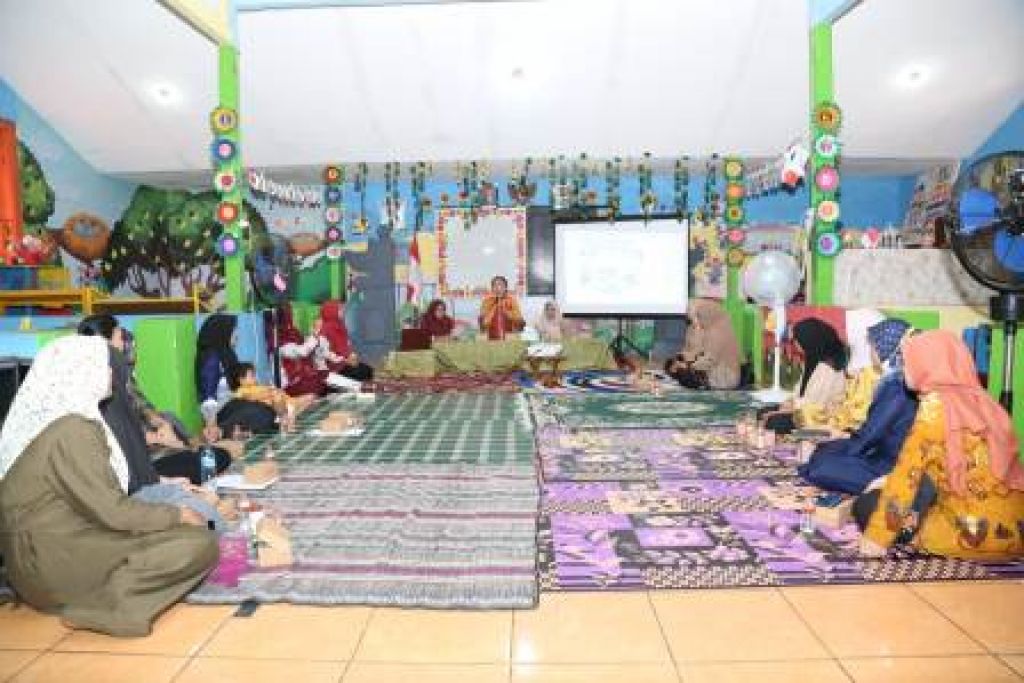 Ketua Persit Kodim Lamongan Ny. Ni Made Amy Rosika Dewi menggelar kunjungannya ke Taman Kanak-Kanak Kartika IV-46