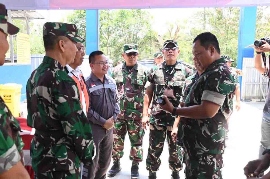 Mayjen Farid Makruf memeriksa aset tanah milik TNI-AD yang digunakan sebagai daerah latihan oleh Kodam Brawijaya
