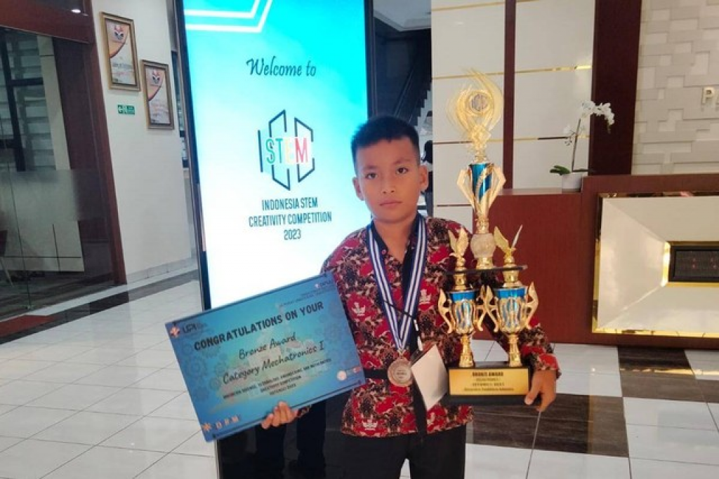 M. Novan Alfaridzi, siswa peraih penghargaan di kompetisi sains Korea.