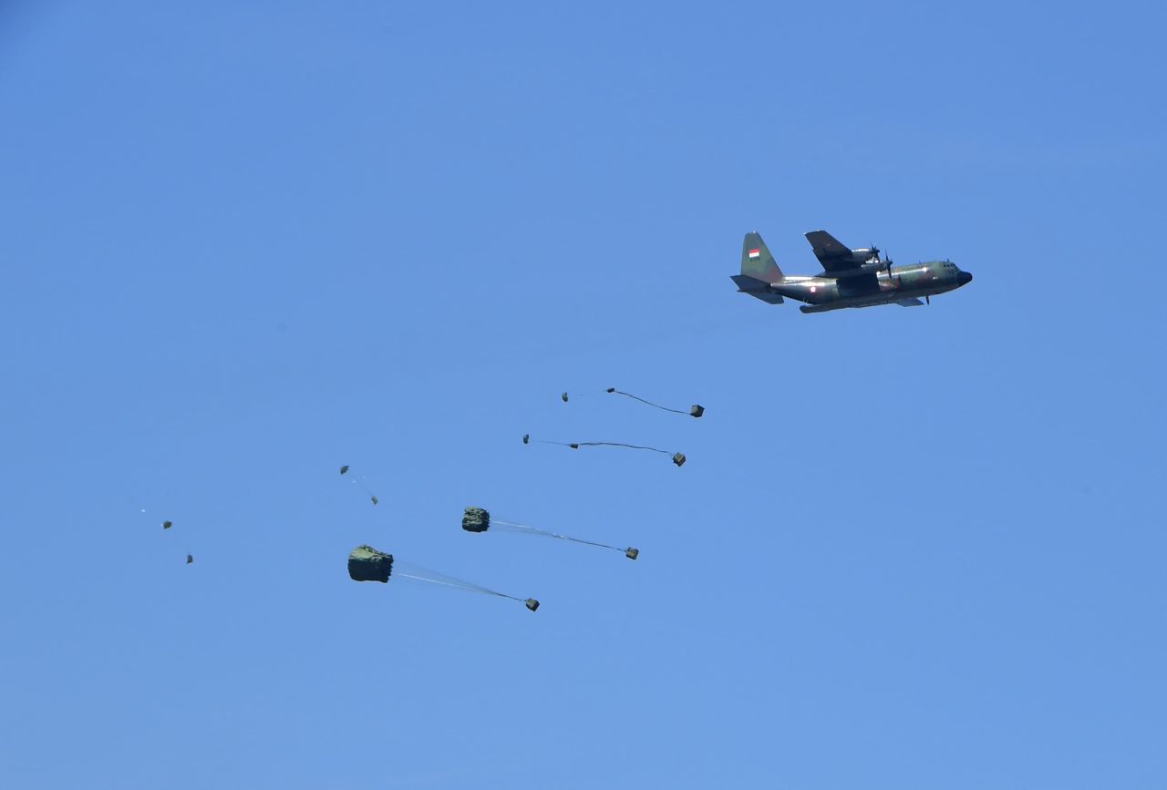 Dua pesawat C-130 Hercules