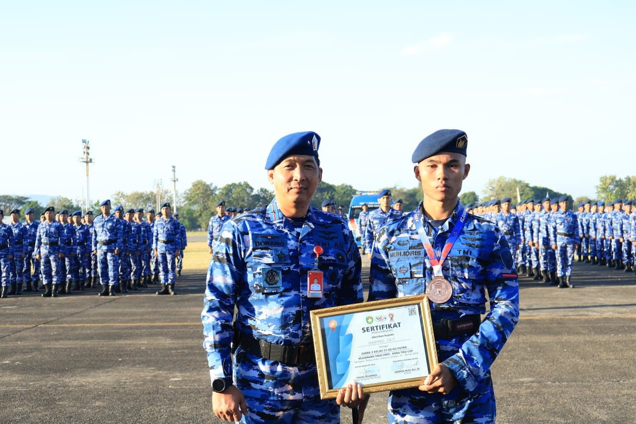 Danlanud Sultan Hasanuddin Berikan Penghargaan kepada Prajuritnya yang Berprestasi