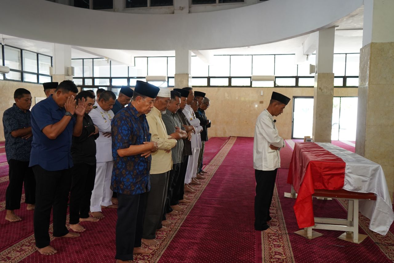 Sholat jenazah Laksma TNI (Purn) Rahardjo Dwi Prihanggono