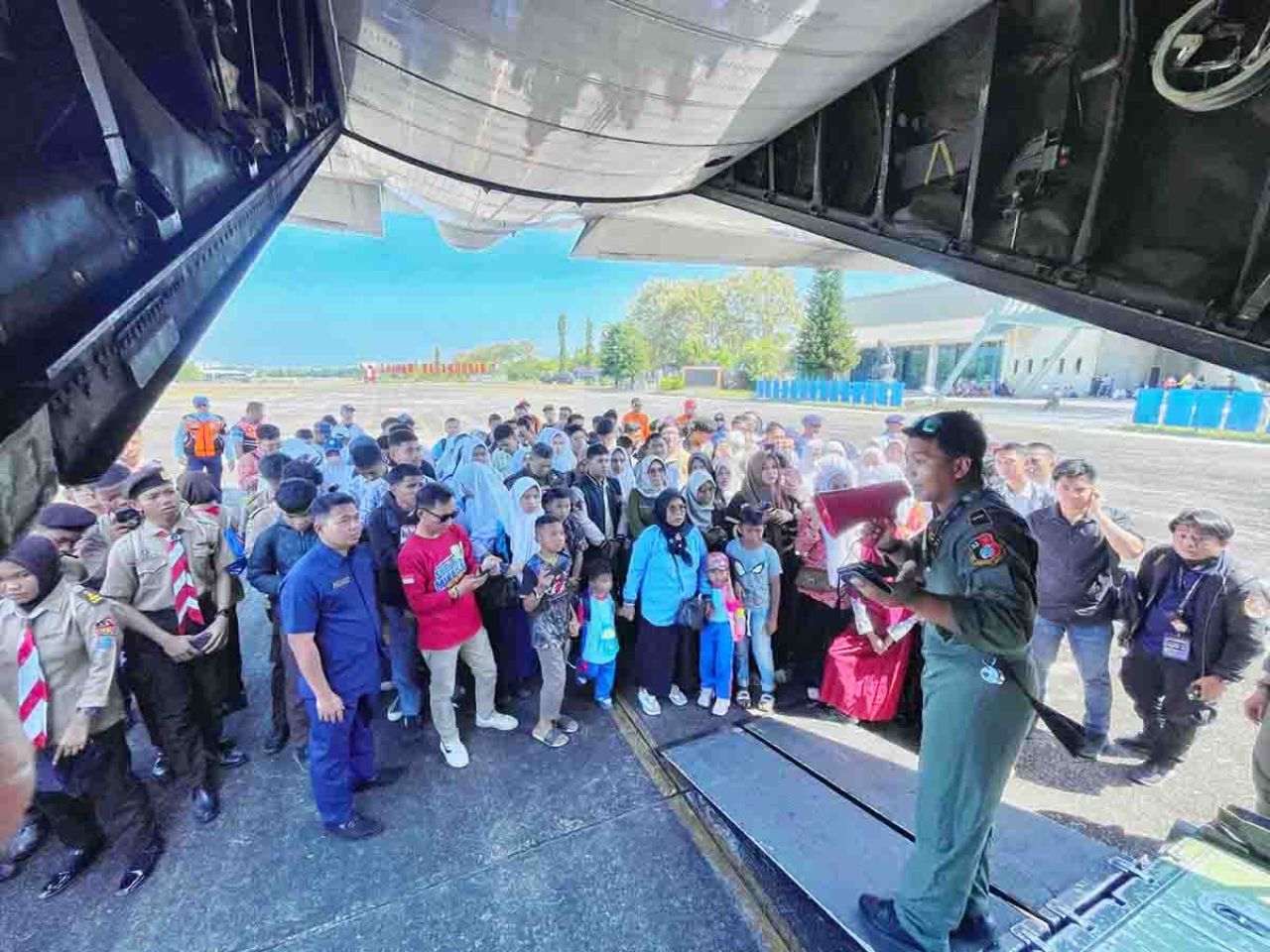 660 warga masyarakat dari kota Makassar dan Maros antusias ikuti Joy Flight