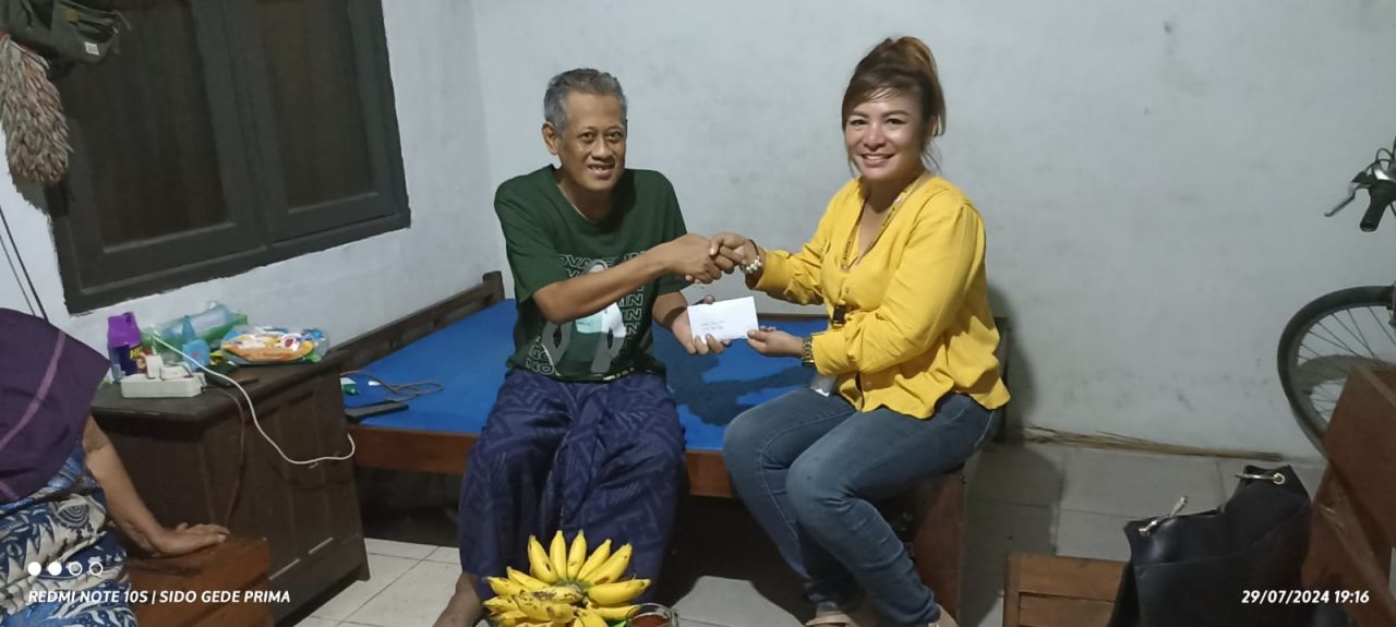 Penyerahan santunan oleh Ketua Umum ASMIPA