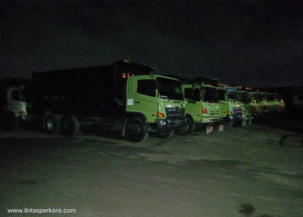 Truk-truk besar sedang parkir di lahan milik Musa