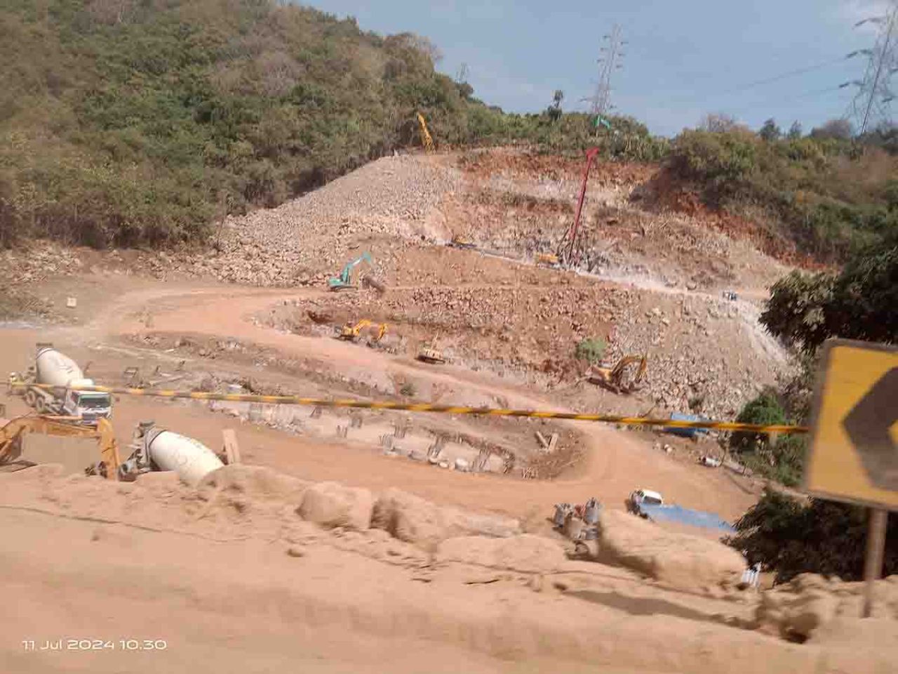 Pekerjaan proyek tol Probowangi Paket 3 di Kecamatan Besuki, Kabupaten Situbondo