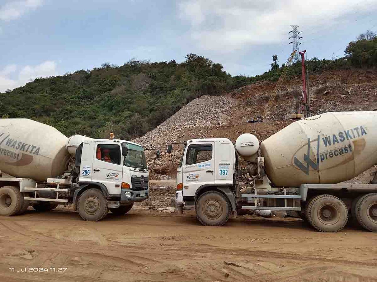 Truk mixer milik WSBP di lokasi proyek tol Probowangi Paket 3