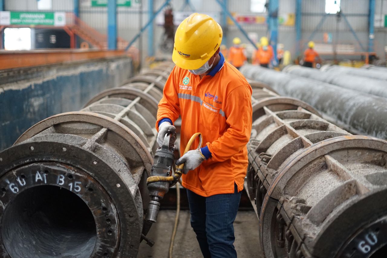 Pekerja sedang proses pengecoran