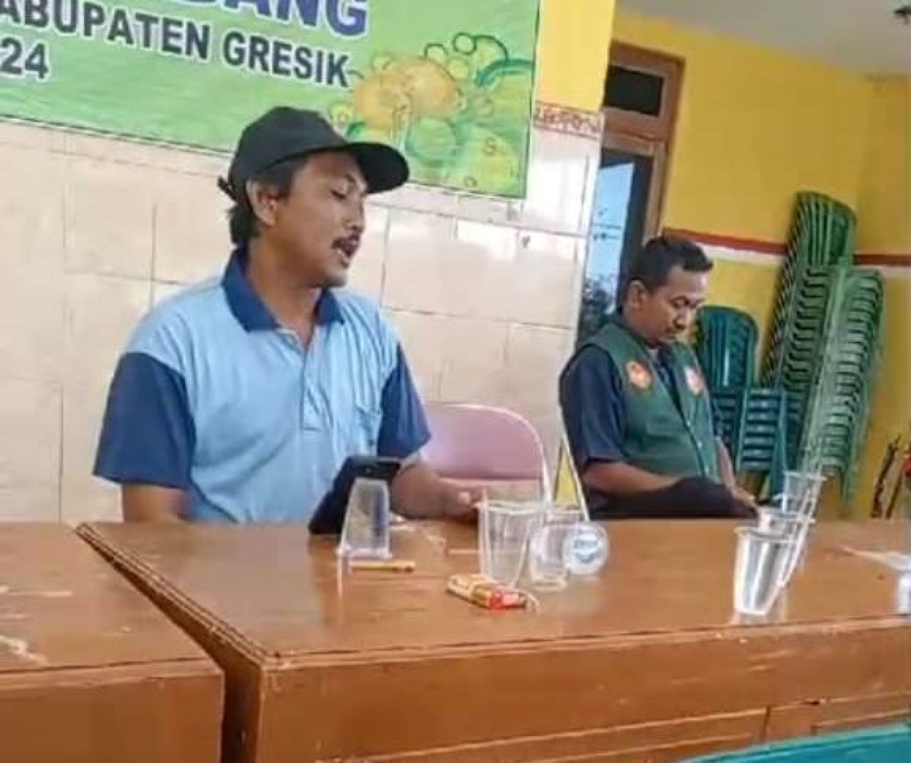 Sokip saat musyawarah di Balai Desa Munggugebang