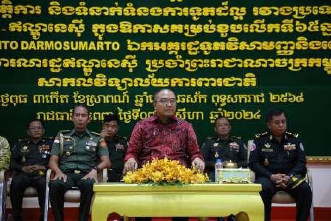 Dr. Santo Darmosumarto, memberikan kuliah umum di hadapan 500 perwira RCAF (