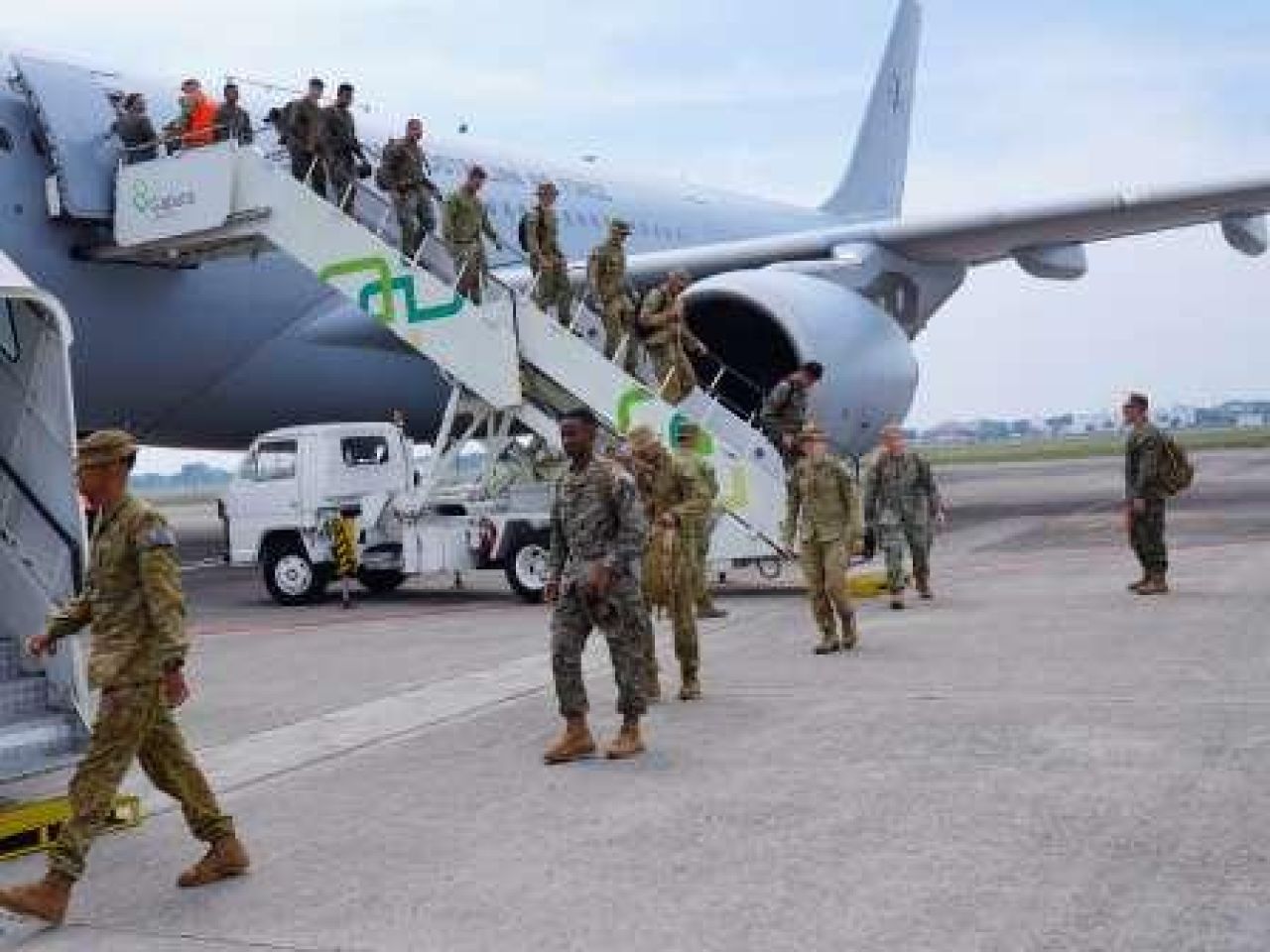 Prajurit Angkatan Darat Australia tiba di Pangkalan Udara TNI AL (Lanudal) Juanda