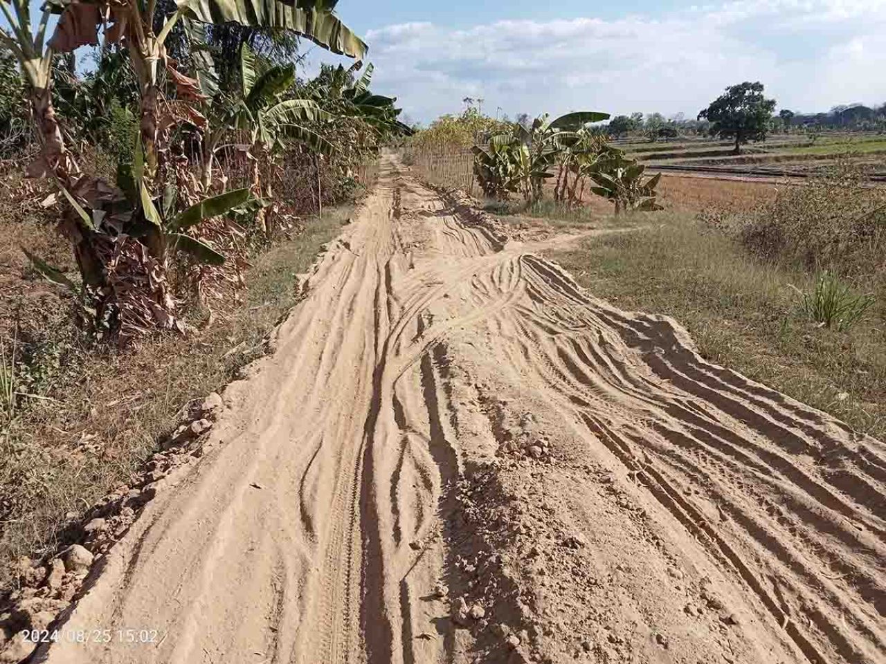 Jalan yang dilintasi truk pengangkut tanah tambang di Lamongan