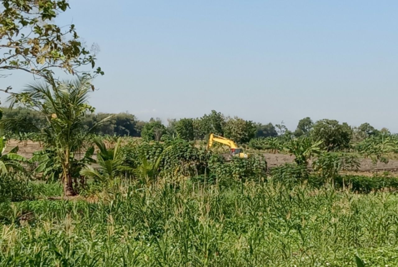 Tampak excavator sedang gali di embung di Dusun Traseng