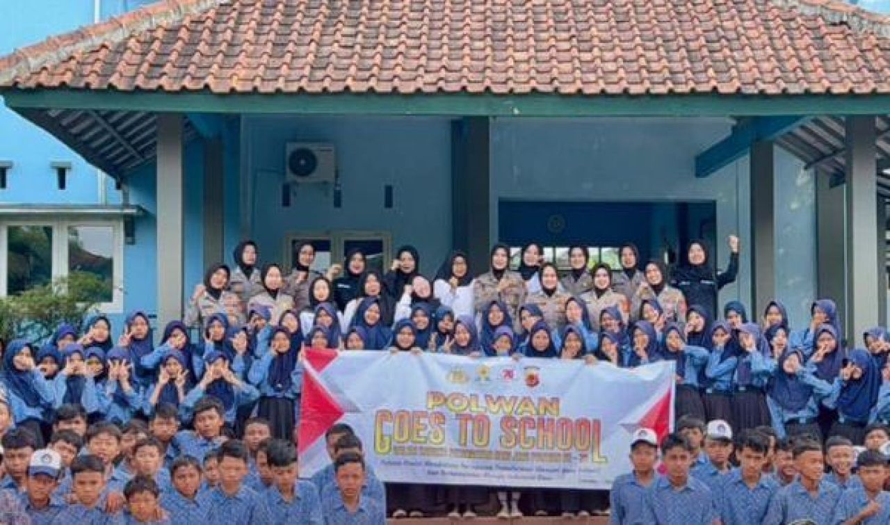 Polwan Goes to School