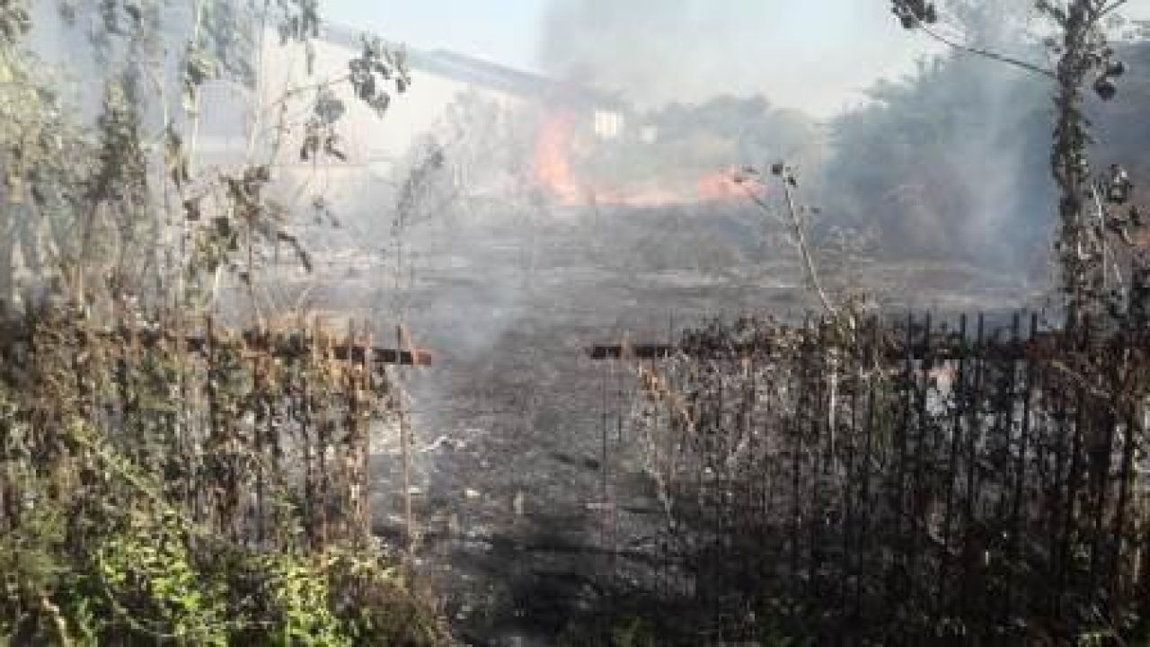 Bangunan pabrik bersampingan dengan lokasi kebakaran