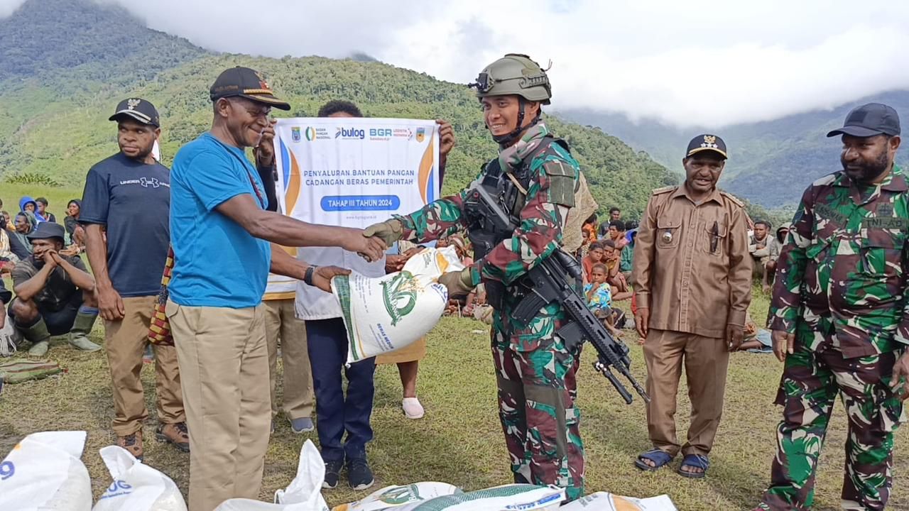 Masyarakat Kiwirok Pegunungan Bintang Menyambut dengan Penuh Senyuman Kedatangan Satgas Yonif 512/QY