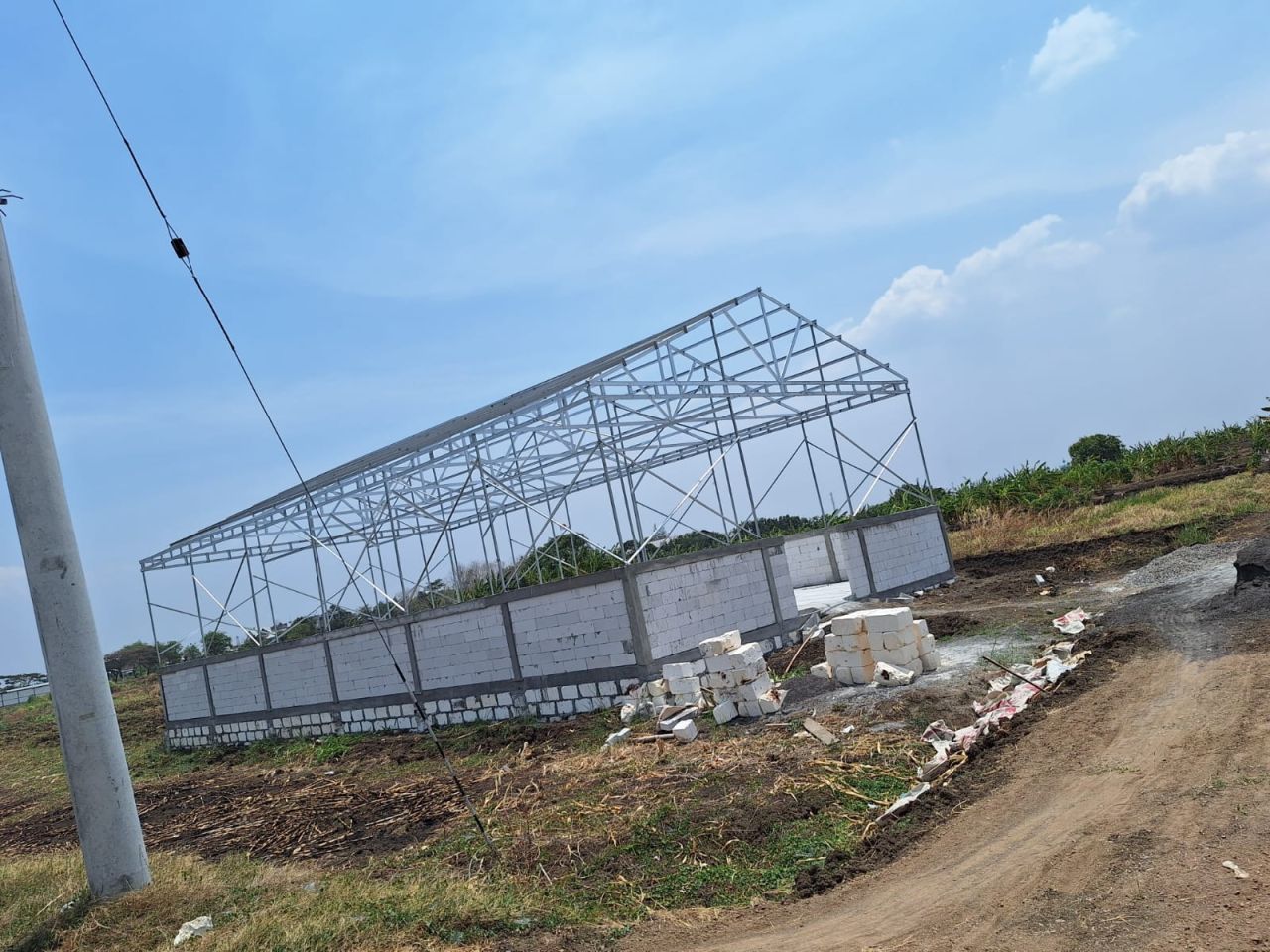 Atap gedung Lumbung Pangan di Desa Gadingwatu sebelum ambruk