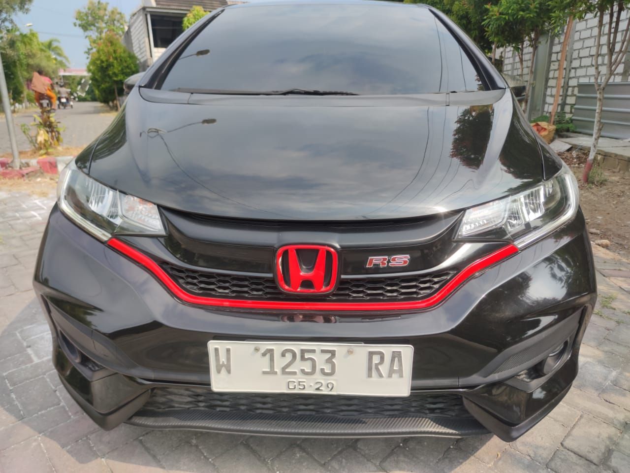 Honda Jazz warna hitam mutiara