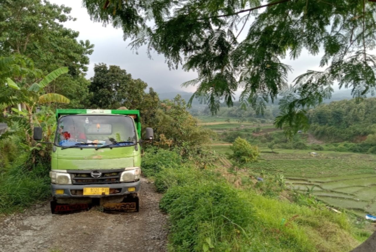 Truk pengangkut tambang batu dari Desa Wiyu