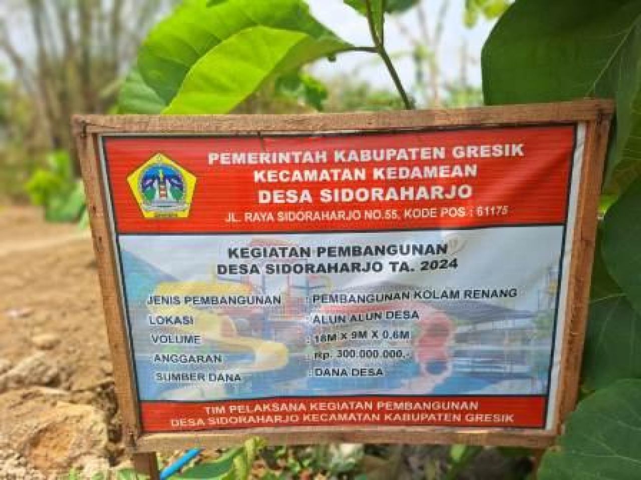 Papan informasi pembangunan kolam renang Desa Sidoraharjo