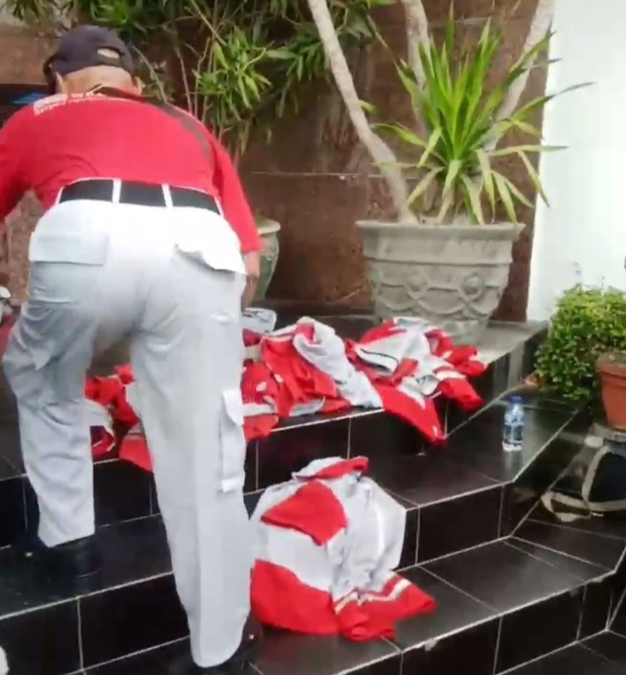 Aksi sopir Samator Group meletakkan seragam di lantai
