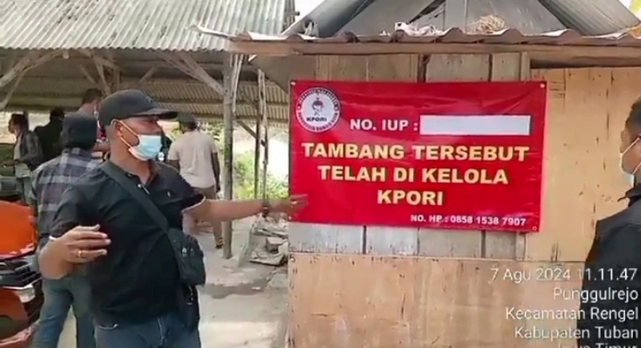 Penempelan banner di area tambang