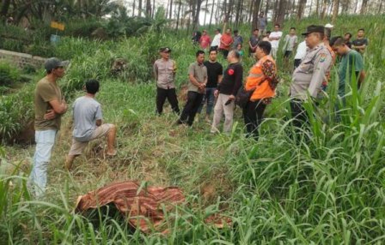 Warga Desa Segawe Dihebohkan Penemuan Mayat di Tengah Kebun