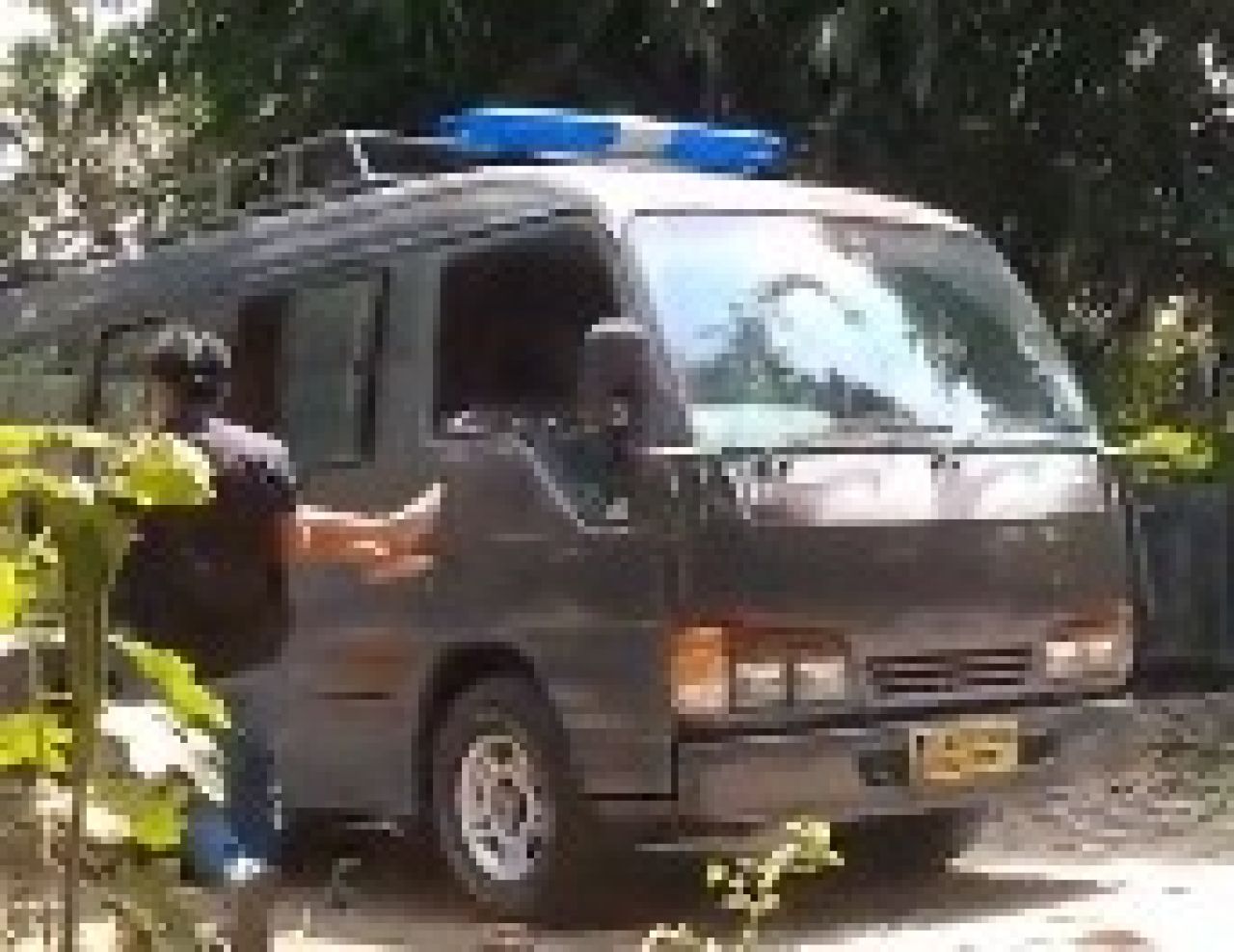 Polisi mengevakuasi korban selamat ke Ambulance