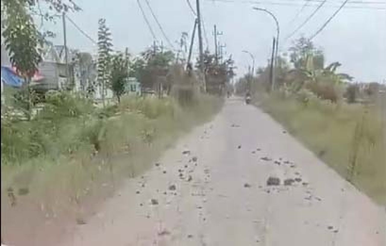 Tampak ceceran tanah yang jatuh dari atas bak dump truk pengangkut tambang, dan berpotensi menyebabkan kecekalaan