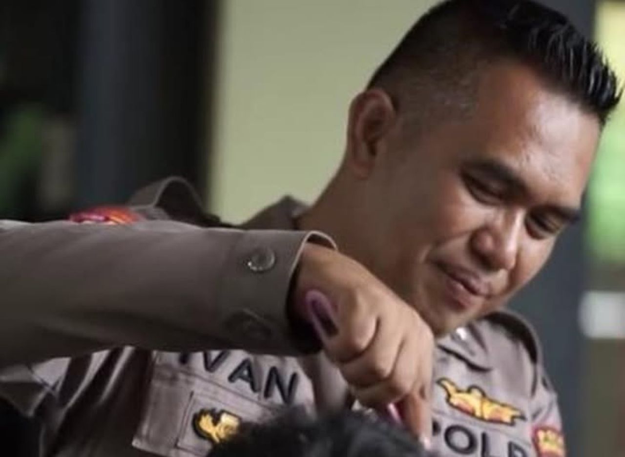 Kisah Aipda Irvan Rawat Lansia Terlantar di Singkawang