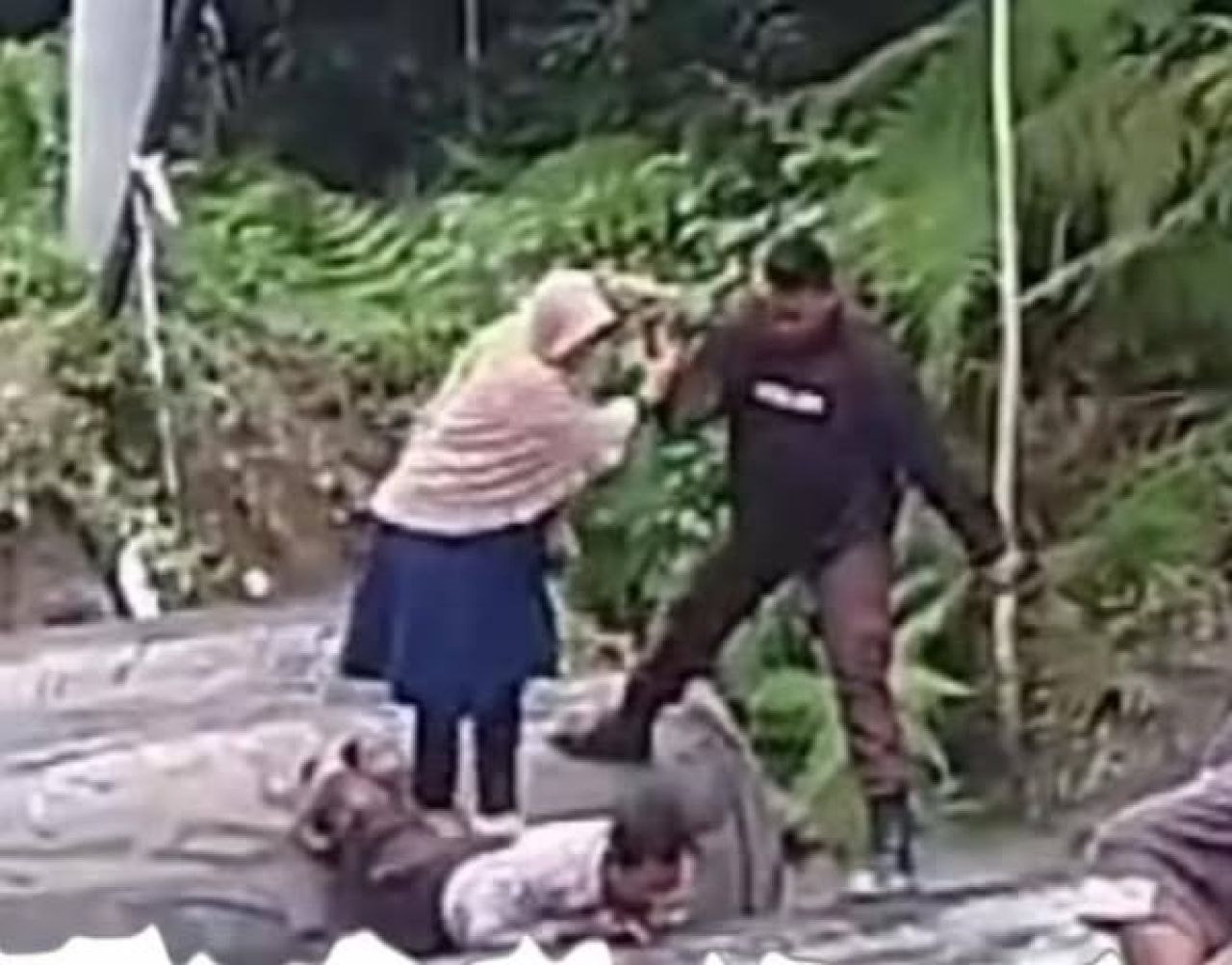 Bripka Abdul Syahid saat badannya jadi jembatan