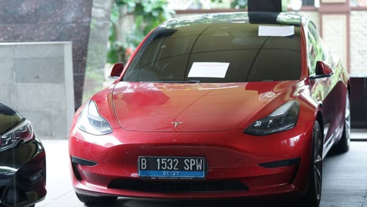 Mobil mewah yang disita oleh Dittipideksus Bareskrim Polri