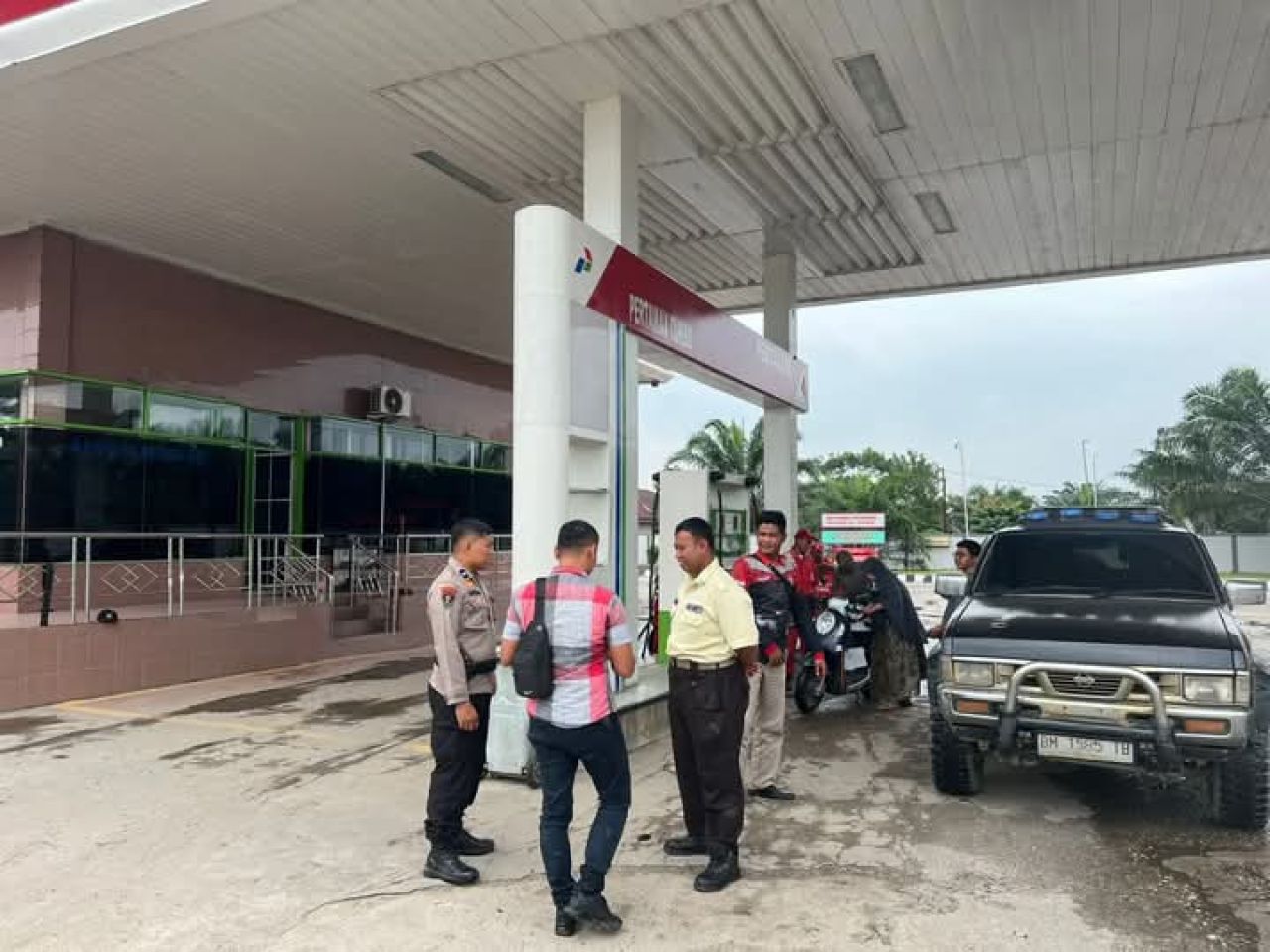 Anggota Polsek Singingi Hilir mengecek di SPBU