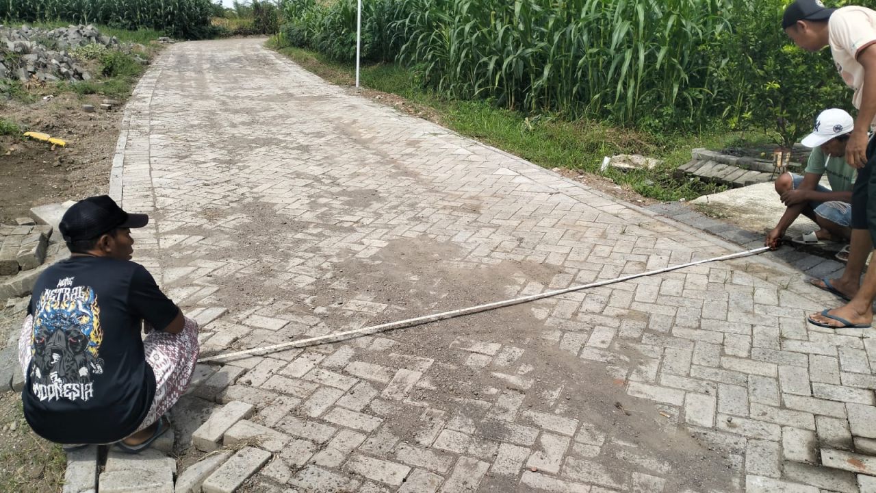 Jalan paving di Desa Sumput yang baru dibangun