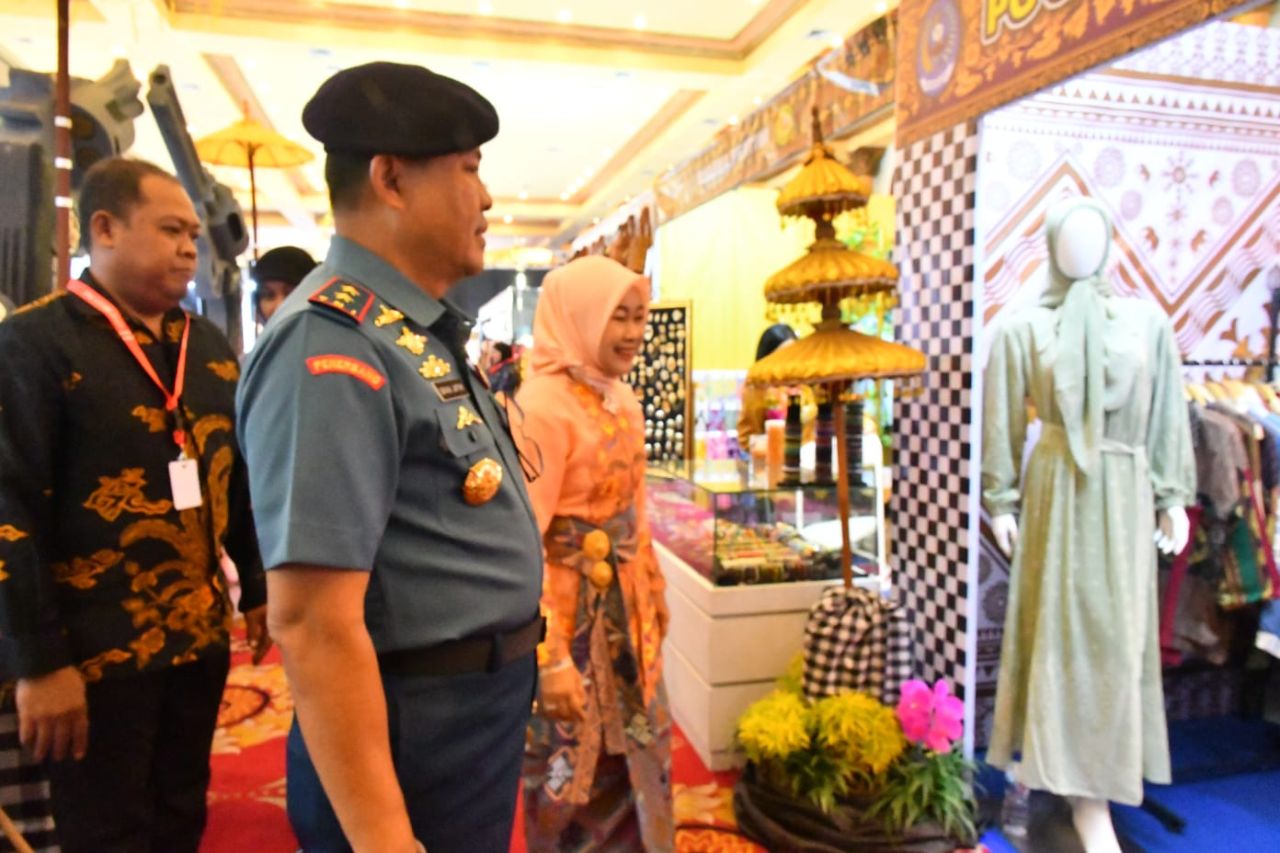 Laksamana Muda TNI Sisyani Jaffar didampingi Ketua Gabungan Jalasenastri Puspenerbal, Ny. Vivi Sisyani Jaffar menghadiri Jala Fair 2025