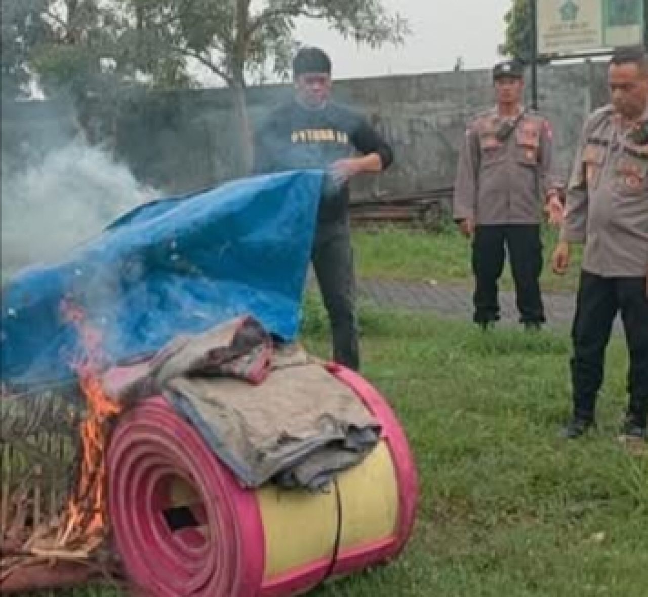 Personil Polsek Krian membakar arena judi sabung ayam