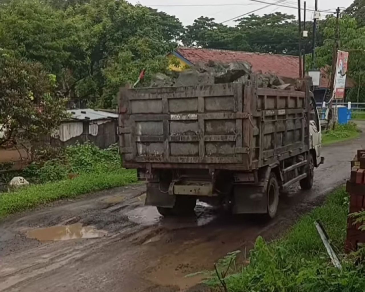 Dump truk pengangkut batu over capacity