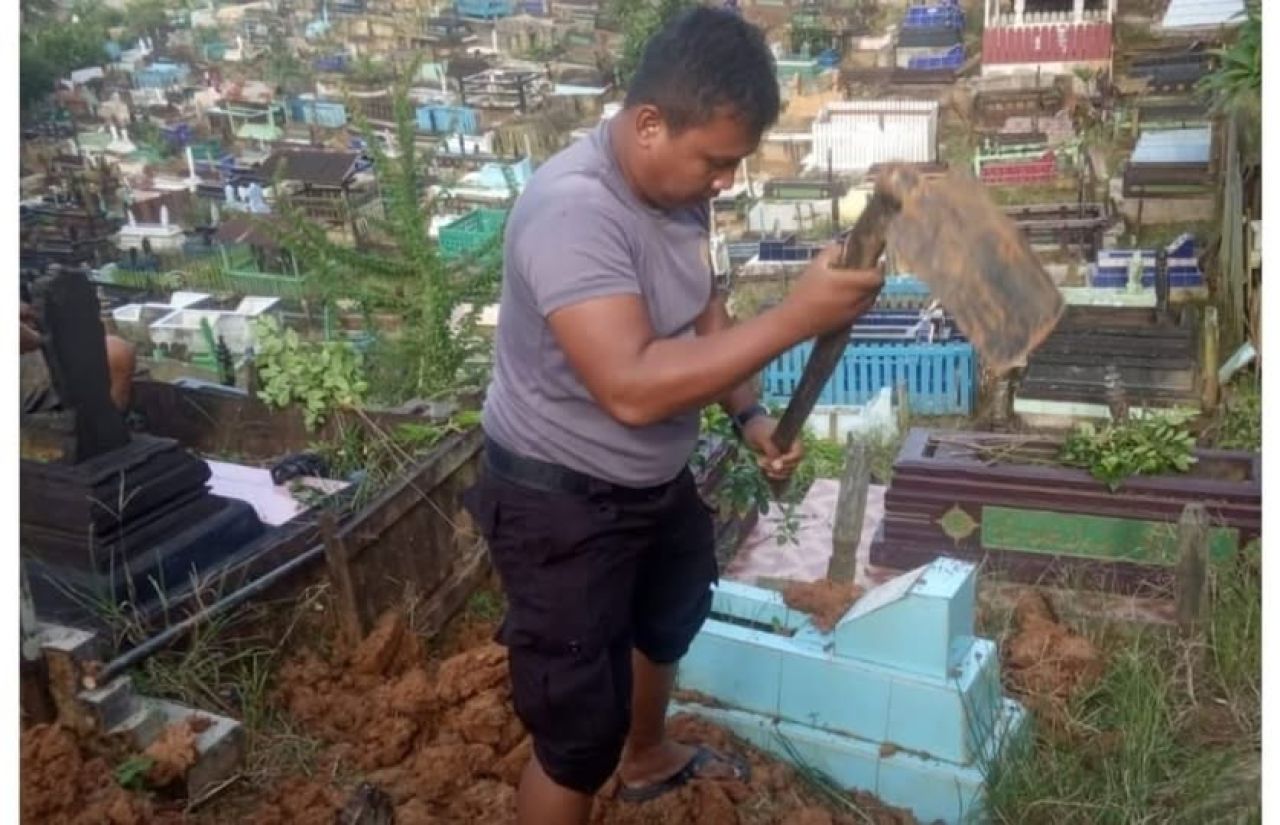 Bripka Joko, Polisi yang Sukarela Jadi Tukang Gali Kubur