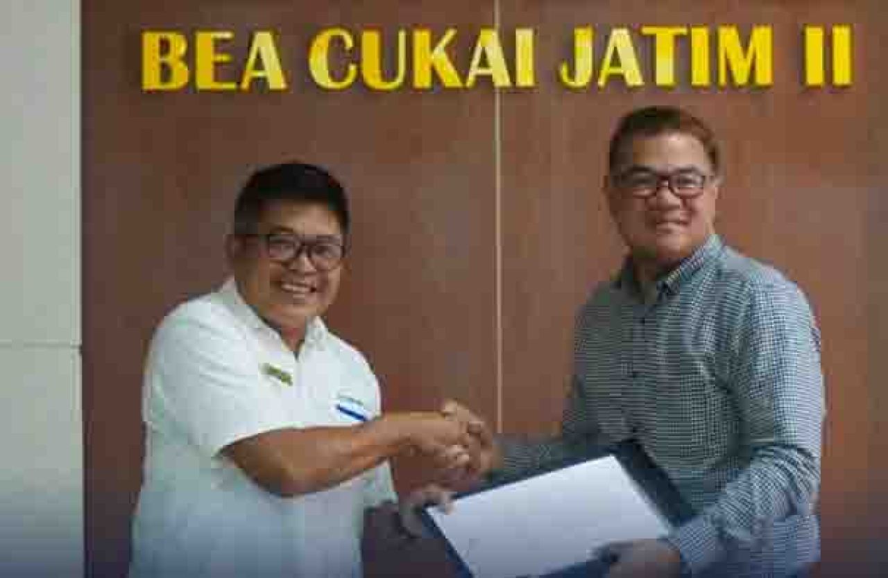 Direktur Utama PT Blue Ocean Foods Indonesia menerima surat izin berikat